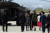 마이크 펜스 미국 부통령이 16일 오후 경기도 오산 공군기지에 도착, 가족들 앞에서 걸으며 헬기로 이동하고 있다. 김경록 기자 