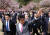 아베 신조 일본 총리가 지난15일 도쿄 신주쿠공원 벚꽃축제에 참석해 손을 흔들고 있다. [도쿄 로이터=뉴스1]