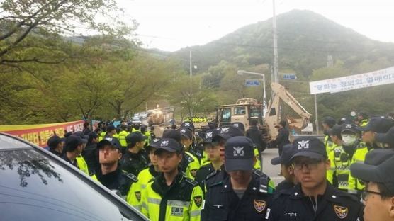 성주골프장에 미군 중장비 2대 반입…주민-경찰 충돌