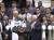 2017 수퍼보울 우승팀 뉴잉글랜드 패트리어츠 선수단이 20일 백악관을 방문해 도널드 트럼프 미국 대통령에서 기념 저지를 선물하고 있다. [백악관 유튜브 영상 캡쳐]