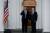 트럼프 대통령 당선인이 제임스 매티스 국방장관 후보와 베드민스터 앞에 서 있다. [AP=뉴시스]