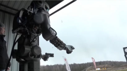  러시아 쌍권총잡이 로봇 공개…터미네이터 실현 앞당겨지나
