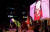 지난해 12월 3일 대전에서 열린 박근혜 퇴진 6차 대전촛불집회에서 마당극패 우금치 단원들이 이장우 국회의원 가면(동그라미)을 쓰고 박근혜 전 대통령을 풍자하는 공연을 하고 있다. [중앙포토] 