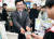차현진 한국은행 금융결제국장이 19일 서울 소공동 세븐일레븐에서 현금으로 음료를 산 뒤 잔돈 대신 포인트 적립을 받고 있다. 차 국장은 “호응도를 살펴 카드 및 매장 범위를 확대할 계획”이라고 말했다. [뉴시스]