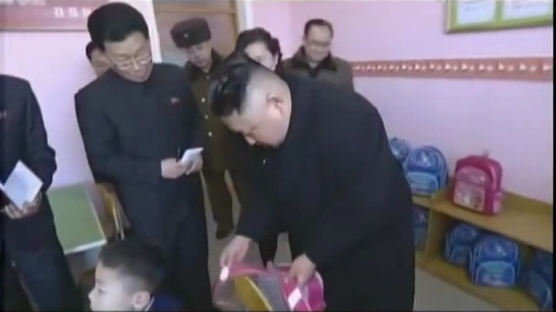 [단독] 초등 교실 찾은 북한 김정은이 책가방 집어들고 한 말은