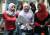이집트 카이로 대학 앞 거리에서 다채로운 색깔의 히잡을 쓴 여대생들이 밝은 표정으로 걸어가고 있다. [중앙포토]