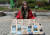 러시아 대학생 레라 악세노바(18)가 21일 서울 광화문에 자신이 찍은 사진을 판매하고 있다. 김성룡 기자