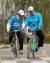 유승민 바른정당 후보(왼쪽)와 김무성 의원이 21일 자전거 유세단 발대식에 앞서 서울 여의도 한강시민공원에서 자전거를 타보고 있다. 강정현 기자