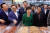 지난해 10월, 경북 구미를 방문한 박근혜대통령이 새마을중앙시장을 찾아 상인들과 이야기를 나누며 환히 웃고 있다. [청와대사진기자단]