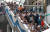 시민들이 지난 18일 안철수 국민의당 대선후보의 대구 서문시장 유세를 보기 위해 육교 위에서 자리를 잡고 있다. 사진공동취재단