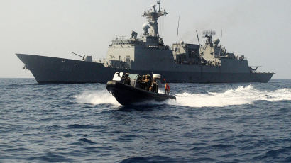 [서소문사진관]최영함,미ㆍ영ㆍ일 해군과 아덴만에서 소말리아 해적소탕훈련 