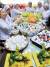부활절을 4일 앞둔 3월 23일 대전 가톨릭대학교 대전성모병원에서 원목팀 수녀들이 정성스럽게 꾸민 달걀을 바구니에 옮겨 담고 있다. [중앙포토]