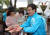 유승민 바른정당 후보가 17일 서울 잠실 석촌호수에서 시민들에게 지지를 호소하고 기념사진을 찍고 있다. 사진 : 강정현 기자