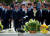 안철수 국민의당 대선후보가 22일 오후 경남 김해시 봉하마을에 위치한 노무현 전 대통령의 묘역을 참배하고 있다. [사진=공동취재단]