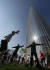 ‘롯데월드타워 국제수직마라톤대회’ 참가자들이 23일 오전 서울 송파구 신천동 롯데월드타워 앞에서 몸을 풀고 있다.이들은 이날 123층 높이의 타워 전망대까지 달려서 올라갔다.우상조 기자