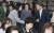 안철수 국민의당 대선 후보가 24일 오전 서울 명동 YWCA연합회에서 열린 성평등정책 간담회에서 참석자들과 인사하고 있다. 임현동 기자 
