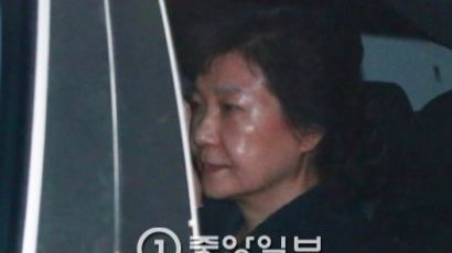 朴 전 대통령측 "5월 2일 재판 연기해달라" 법원 의견서 제출