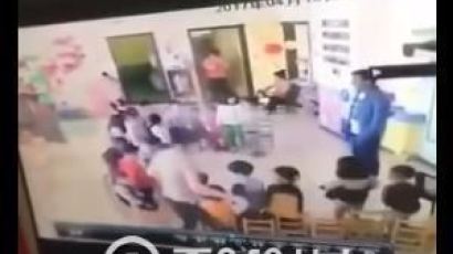 "내 아이를 던지고 발로 차?" 유치원 교사 응징한 중국 엄마