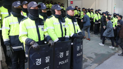 '윗선' 위한 훈련에 무작정 투입됐다 버스 깔린 21세 의경