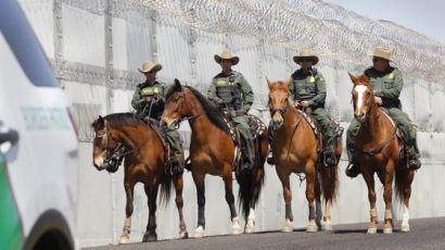트럼프, "멕시코는 국경 장벽 건설 비용 결국 내게 될 것" 압박