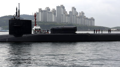 유도미사일 장착된 미국 핵잠수함 미시간함 부산 입항