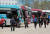 정부세종청사에서 근무를 마친 각 부처 공무원들이 퇴근하기위해 통근버스에 오르는 모습.[중앙포토]