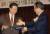 1997년 11월 3일 후보단일화(DJP 연합) 서명식에서의 김대중 새정치국민회의 총재와 김종필 자유민주연합총재가 악수하고 있다. [중앙포토]