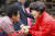 자유한국당 홍준표 후보의 부인 이순삼 씨가 25일 대구 서문시장을 찾아 상인들과 인사하고 있다.