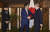 지난해 12월 15일 일본 도쿄에서 정상회담을 가진 아베 신조 일본 총리(가운데)와 블라디미르 푸틴 러시아 대통령. [도쿄 AP=뉴시스]