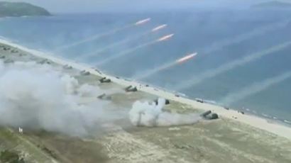 [영상] “폭탄이 불소나기처럼”…북한군 최대규모 타격시위 영상 공개