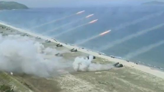 [영상] “폭탄이 불소나기처럼”…북한군 최대규모 타격시위 영상 공개