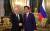 아베 신조(安倍晋三) 일본 총리(오른쪽)와 블라디미르 푸틴 러시아 대통령이 28일 손을 맞잡고 사진 촬영에 응했다. 