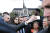 프랑스 대선후보 에마뉘엘 마크롱이 26일(현지시간) 자신의 고향인 아미앵을 찾아 지지자들과 사진을 찍고 있다. [AP=뉴시스]