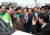 안철수 국민의당 대선후보가 18일 대구 서문시장을 방문해 시민과 기념사진을 찍고있다. [국회사진기자단]