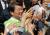 안철수 국민의당 대통령 후보가 1일 오후 인천 남구 연남로 신세계백화점 앞에서 시민들과 손바닥을 부딪히며 유세장으로 향하고 있다. [중앙포토]