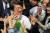 안철수 국민의당 대통령 후보가 1일 오후 인천 남구 연남로 신세계백화점 앞에서 시민들과 손바닥을 부딪히며 유세장으로 향하고 있다 . [사진=공동취재단]