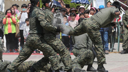 [서소문 사진관] '내 몸이 무기다.' 특전사 특공무술 시범