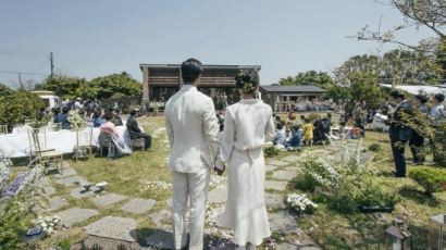 윤진서, 제주도 스몰 웨딩 사진 공개…행복한 4월의 신부 
