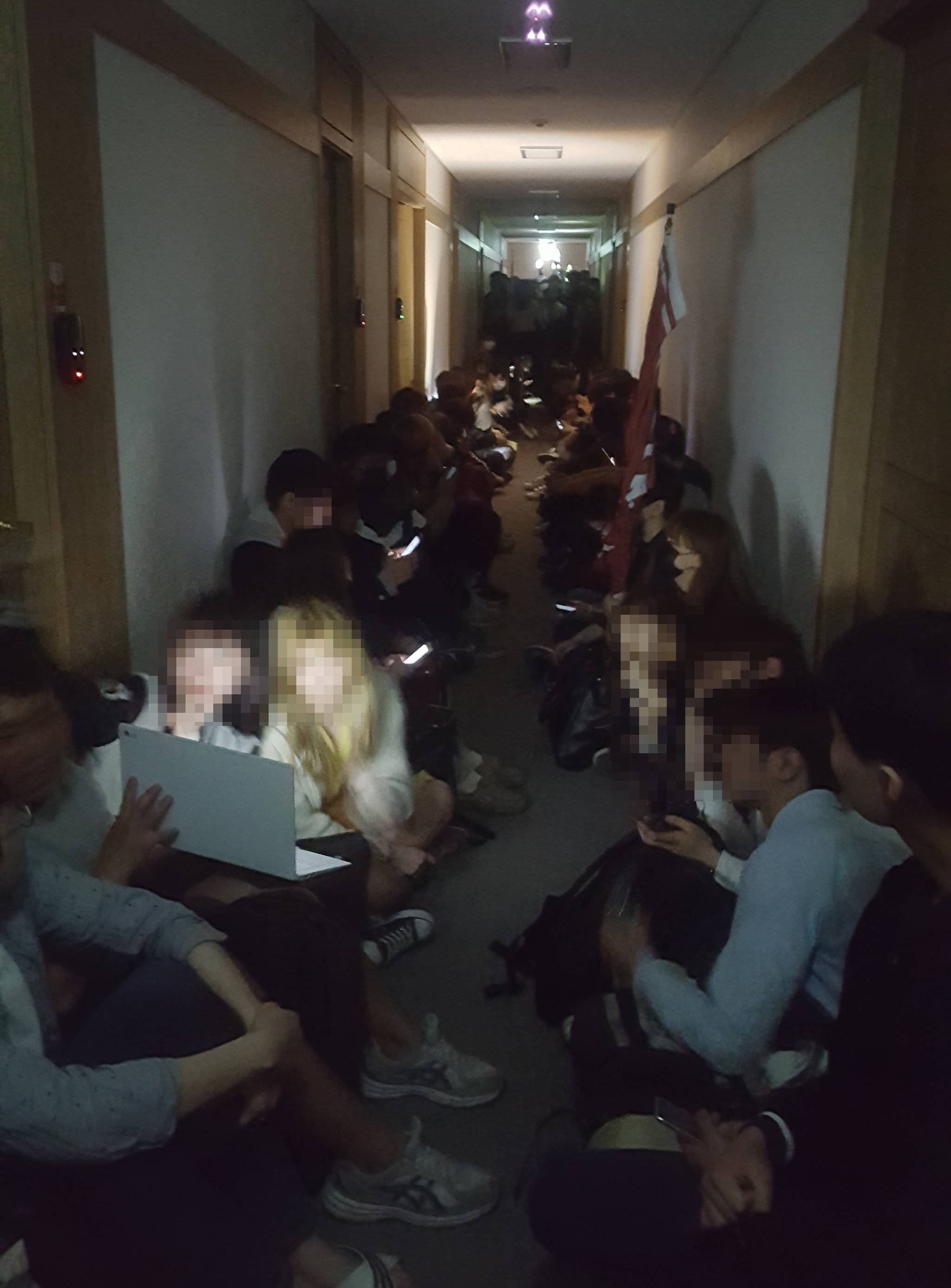 1일 밤 서울대 학생들이 유리창을 깨고 행정관 2층에 진입해 농성을 벌이고 있다. 윤재영 기자