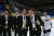월드챔피언십 승격을 확정한 뒤 기뻐하는 백지선 감독(오른쪽에서 둘째). 사진=대한아이스하키협회