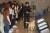 인천 세관 직원들이 1일 인천공항 입국장에서 탐지견과 함께 폭발 의심 물품 적발 시연을 하고 있다. 김상선 기자 