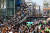 유권자들이 1일 인천 신세계백화점 앞에서 안철수 국민의당 대선후보의 연설을 듣고 있다. 사진공동취재단