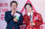 홍준표 자유한국당 후보가 2일 서울 마포에서 케이블채널 tvN에서 정치풍자 코너 '미운우리프로듀스 101' 에서 자신을 패러디한 '레드준표' 정이랑씨를 만나 포즈를 취하고 있다. 강정현 기자