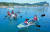강원도 양양의 수산 어촌체험마을에서 여행객들이 투명카누를 체험하고 있다. [사진 한국어촌어항협회]