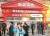지난달 13일 중국 베이징에서 한 여성이 영업정지된 롯데마트를 배경으로 셀카를 찍고 있다. 중국 당국은 지난달 초 중국 내 롯데마트 점포 60여 개에 소방규정 위반을 이유로 영업정지 처분을 내렸다. [사진: 중앙포토]