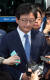 유승민 바른정당 후보가 2일 서울 영등포경찰서 중앙지구대를 방문한 뒤 떠나면서 기자들의 질문을 듣고 있다. 강정현 기자