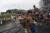 한 아이가 2일(현지시간) 브라질의 리오 데 자네이로 빈민가에서 마약 밀매업자들간 충돌로 불탄 트럭에서 치약을 가져가고 있다.[AP=뉴시스]
