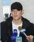 쇼트코스(25m) 세계선수권 3관왕에 오른 박태환(27·인천시청)이 19일 인천국제공항을 통해 귀국, 취재진의 질의에 답하고 있다.  