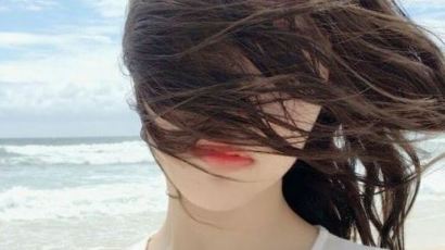 ‘해변의 여인’트와이스 미나…‘바람이 너무해’