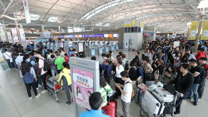 [포토사오정] '내 손으로 대통령은 뽑고 가야지' 인천공항 사전투표소 장사진